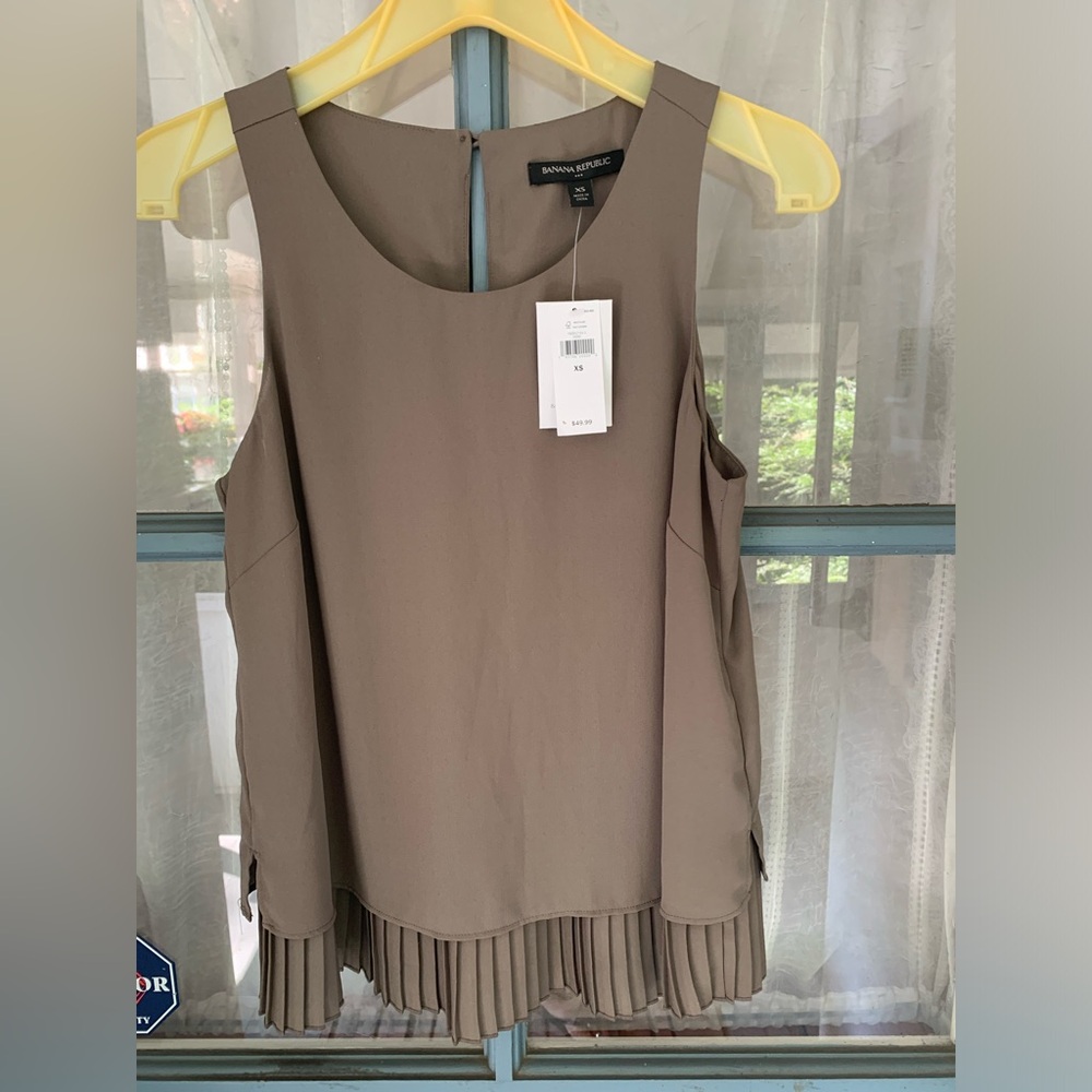 New With Tag! Banana Republic Sleeveless Light Tan Blouse Poppy Pleated Hem XS